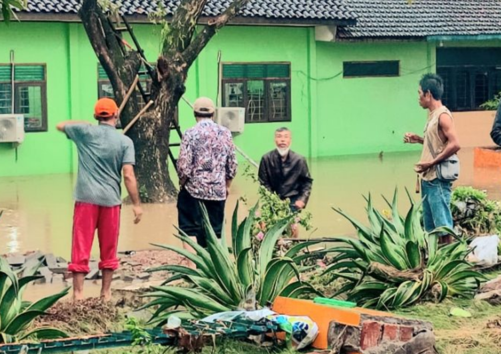 Dindikpora Rembang Tinjau Banjir di SMPN 1 Sumber