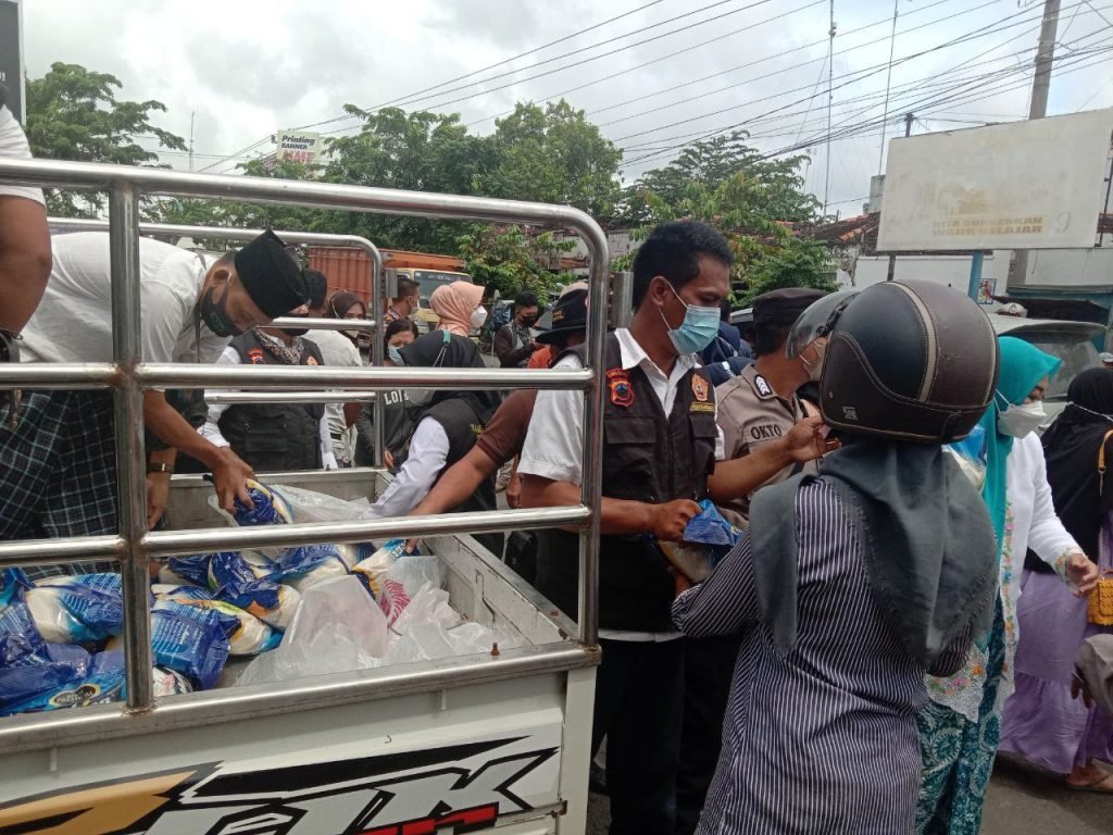 Warga Rebutan Beras di depan Pasar Rembang/mitrapost.com/Hesty Nuraziza