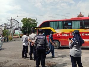 Puluhan Bus Diberhentikan di Terminal Rembang untuk Pengecekan