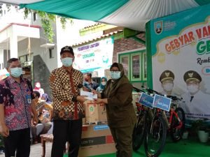 Bupati Rembang Spontan Hadiahkan Rp5 Juta di Acara Gebyar Vaksinasi