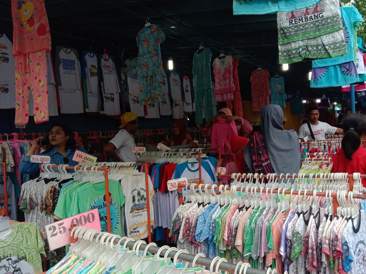Pendapatan Penjual Oleh-oleh di Taman Pantai Kartini Rembang Kembali Meningkat