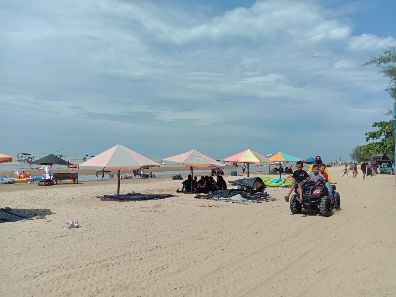 Pantai Karangjahe Rembang Kembali Ramai Pengunjung Setelah Sempat Mangkrak