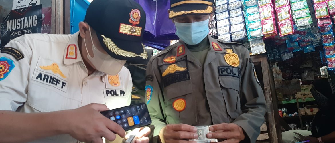 Satpol PP Rembang Lakukan Operasi Rokok Ilegal di Pasar Pamotan