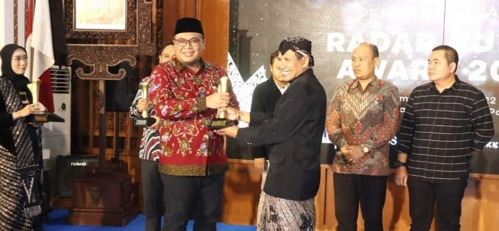 Wabup Rembang Terima Penghargaan Sebagai Tokoh Penggerak Pemuda Desa Wisata