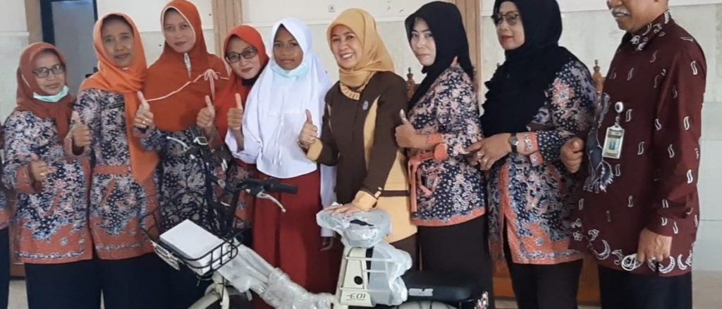 Siswi SDN 2 Sulang Terima Sepeda Listrik dari Bupati Rembang