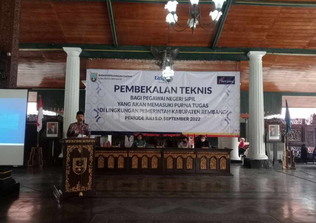 Bupati Rembang Berikan Arahan dalam Acara Pembekalan PNS yang Akan Purna