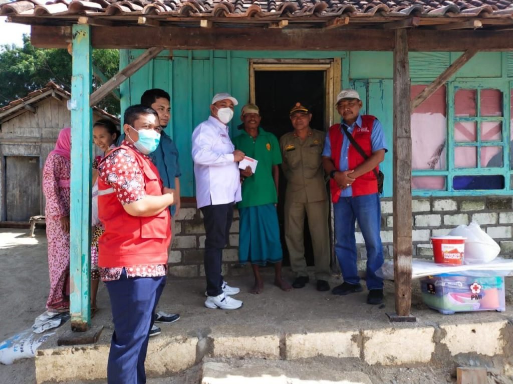 Ridwan Bersama PMI Berikan Bantuan untuk Korban Terdampak Air Rob di Rembang