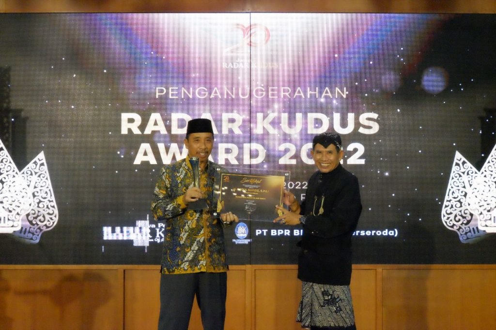 Bupati Rembang Raih Penghargaan Bupati Pro Industri dan UMKM di Radar Kudus Award 2022