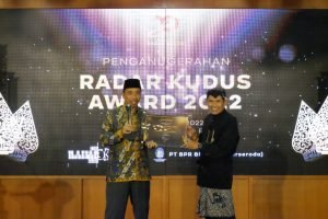 Bupati Rembang Raih Penghargaan Bupati Pro Industri dan UMKM di Radar Kudus Award 2022
