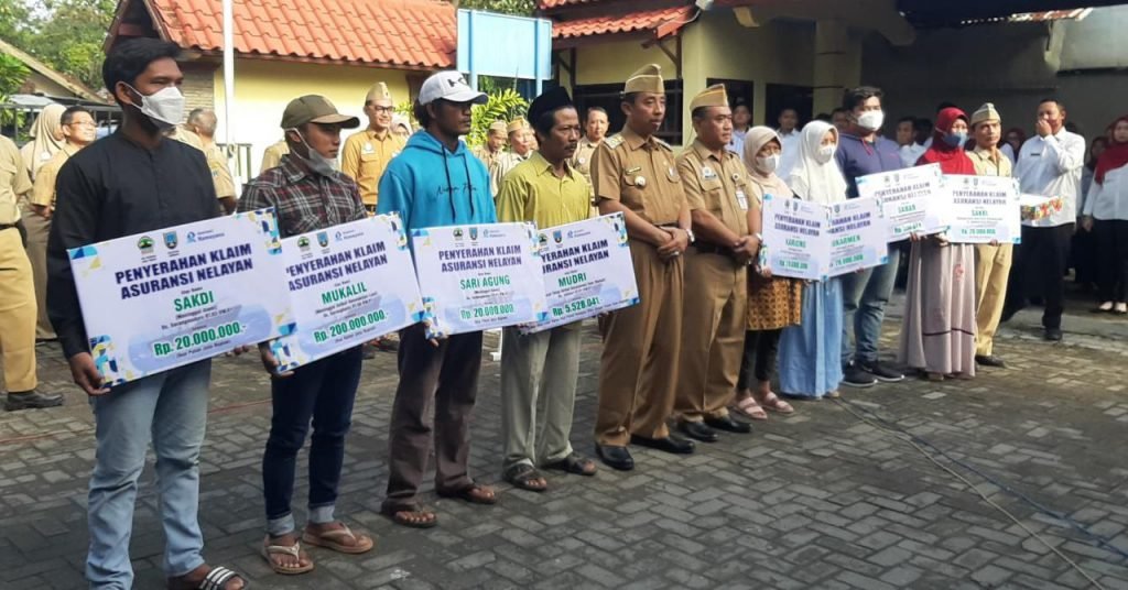 Keluarga Nelayan Rembang Terima Dana Klaim Asuransi dari Bupati Rembang
