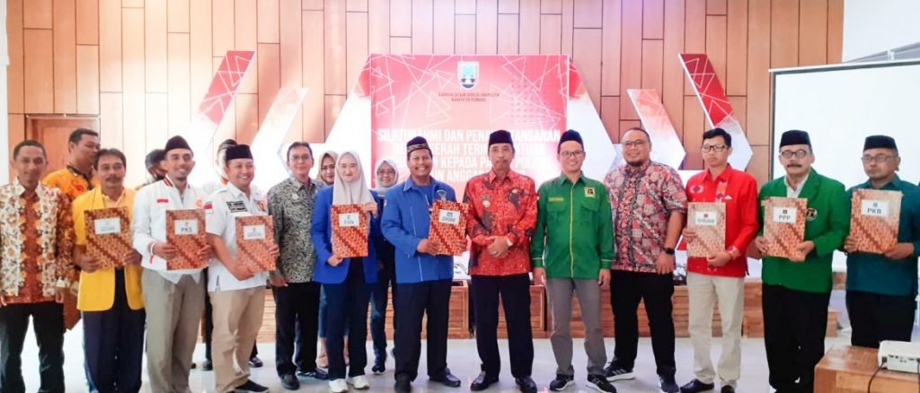 Pemkab Rembang Berikan Bantuan Keuangan Kepada 10 Parpol