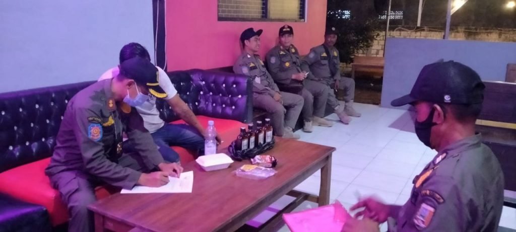 Satpol PP Sita Miras dari Delapan Kafe Karaoke di Rembang