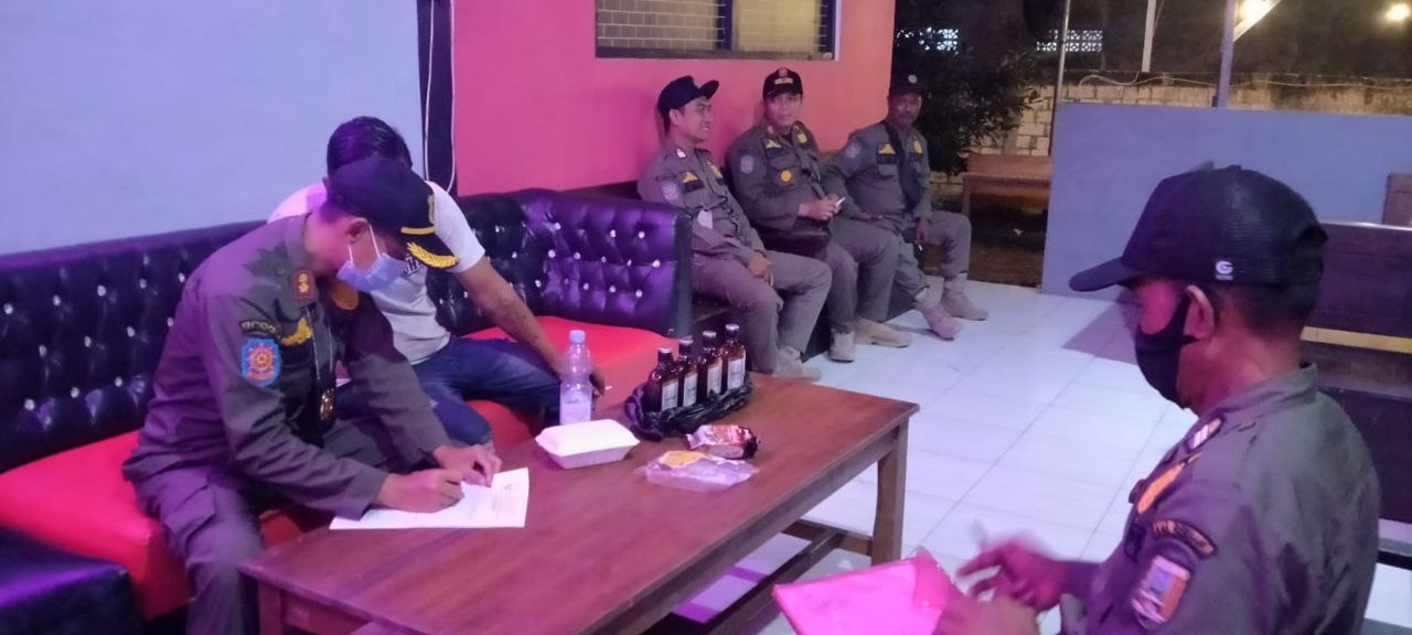 Satpol PP Sita Miras dari Delapan Kafe Karaoke di Rembang