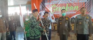 Sukseskan Program 10 Juta Bendera Merah Putih, Pemkab Rembang Lakukan Bagi-Bagi Bendera