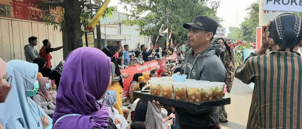 Pedagang Makanan dan Minuman Tuai Berkah Dari Gelaran Karnaval Rembang