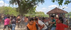 Desa Pelemsari Rembang Lakukan Tradisi Tawuran untuk Tolak Bala