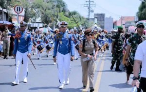 Warga Rembang Antusias Menonton Marching Band Gita Dirgantara Dalam Karnaval