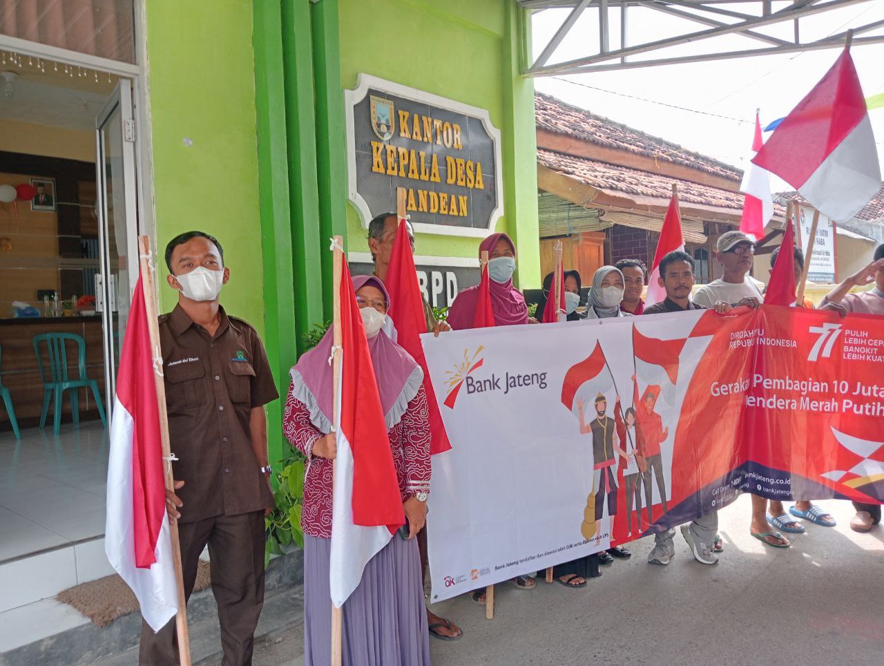 Sukseskan Program Seribu Bendera, Bank Jateng Rembang Serahkan Sang Merah Putih ke Desa