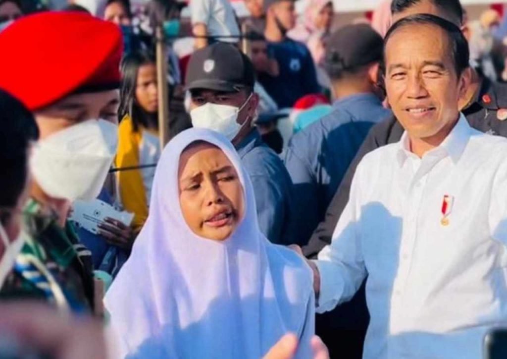 Sikap Tenang Jokowi Hadapi Siswi Nangis Sebab HP Rusak