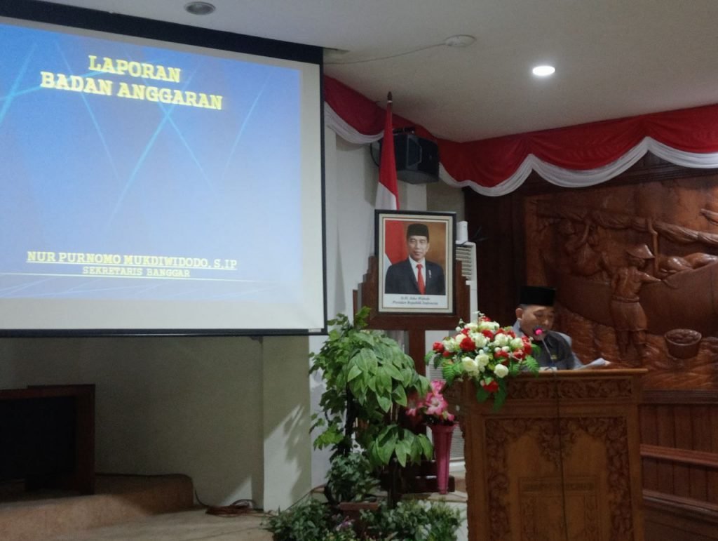Badan Anggaran Sampaikan Laporan Pendapatan dan Belanja Daerah dalam Rapat Paripurna