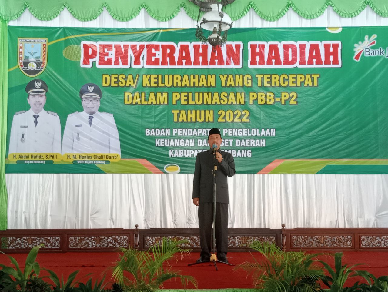 Foto: Bupati Rembang Abdul Hafidz saat sambutan penyerahan hadiah pelunasan PBB-P2 tercepat di Pendopo Musium RA. Kartini/mitrapost.com/Sri Lestari