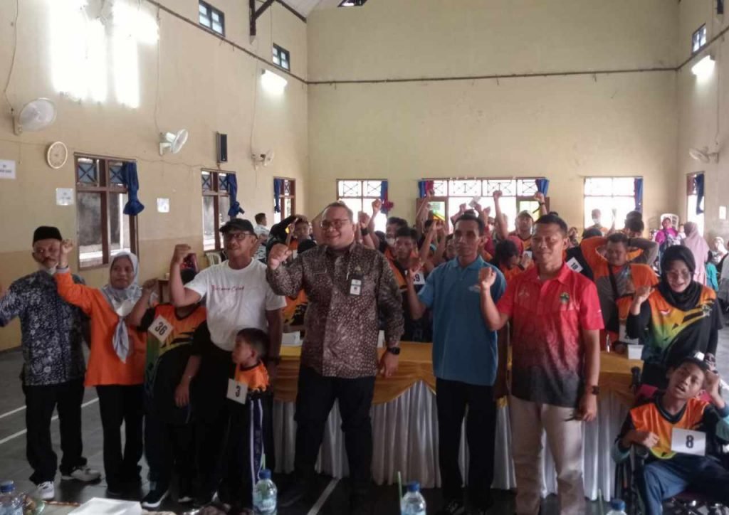 Foto: Mochamad Hanies Cholil Barro' saat menyaksikan anak dissabilitas mengikuti seleksi pemanduan bakat olahraga di Gedung PKPRI/mitrapost.com/Sri Lestari