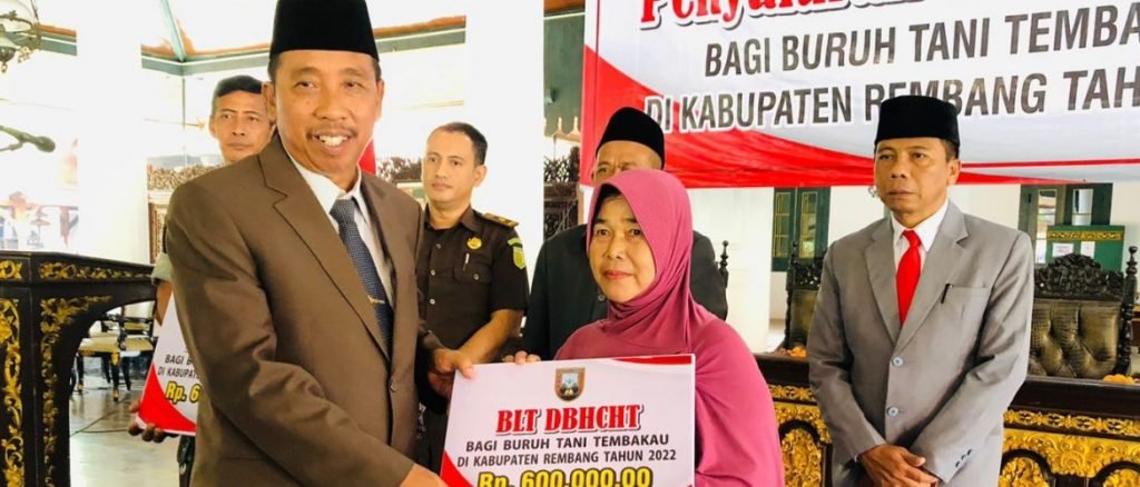Foto: Penyerahan Bantuan Langsung Tunai (BLT) (Sumber: Rembangkab)