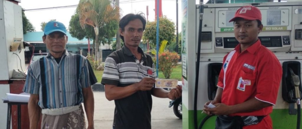Foto: Penyerahan voucher BMM untuk Alsistan (Sumber: rembangkab)
