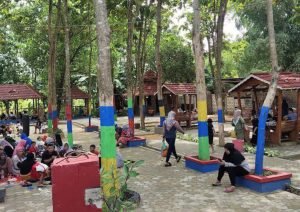 Foto: Suasana pengunjung saat bermain di Karas Jati Stren Kecamatan Sedan /Rembangnews.com/Sri Lestari