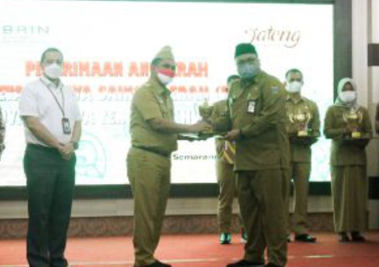 Foto: Pemberian penghargaan di Ajang Anugerah Pemetaan Daya Saing Daerah (Sumber: rembangkab)