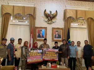 Foto: Bupati Rembang Abdul Hafidz saat menyerahkan bantuan sosial kepada Bupati Cianjur Herman Suherman di Pendopo Kabupaten Cianjur/Rembangnews.com/Sri Lestari