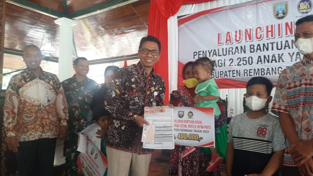 Foto: Penyerahan santunan kepada anak yatim di Pendopo Musium RA Kartini/rembangnews.com/Sri Lestari