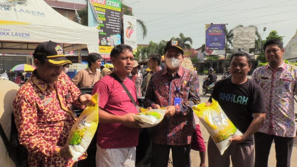 Foto: Sekretaris Daerah Fahrudin dan didampingi Kepala Dinas Perdagangan Koperasi dan UKM, M.Mahfudz melaksanakan operasi pasar di 2 tempat yakni Pasar Lasem dan Rembang Kota/rembangnews.com/Sri Lestari