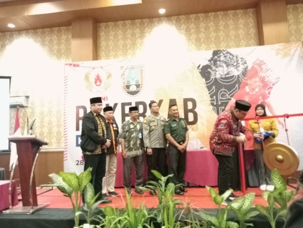 Foto: Wakil Bupati Rembang Mochamad Hanies Cholil Barro'saat membuka Rakerkab Koni di Hotel Fave/rembangnews.com/Sri Lestari