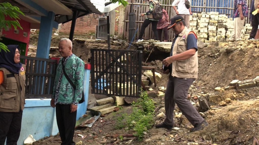 Foto: Tim BPBD Provinsi bersama BPBD Rembang meninjau lokasi tanah gerak di desa Sumberjo Kecamatan Rembang/rembangnews.com/Sri Lestari