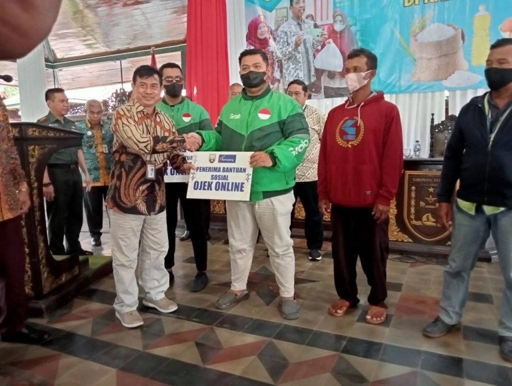 Foto: Bupati Rembang Abdul Hafidz saat menyerahkan bantuan sosial ke warga yang terdampak inflasi di Pendopo Musium RA Kartini/rembangnews.com/Sri Lestari
