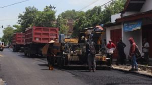 Foto: Para pekerja kembali melakukan aktivitasnya dengan pengaspalan jalan di sejumlah ruas jalan/mitrapost.com/Sri Lestari