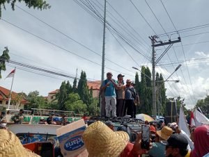 Foto: Bupati Rembang Abdul Hafidz saat menandatangani aksi demo nelayan di Rembang/rembangnews.com/Sri Lestari
