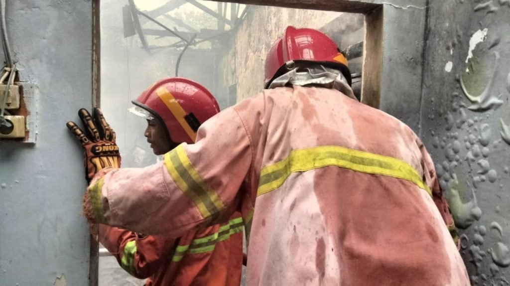 Diduga Karena Korsleting Listrik AC, Kontrakan di Rembang Terbakar