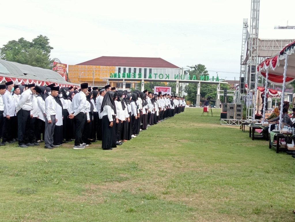 Foto: Anggota PPS saat diambil sumpah atau janji jabatan di Alun-alun Rembang/rembangnews.com/Sri Lestari