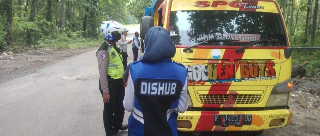 Petugas Gabungan Gelar Razia Truk Muatan Tambang yang Melintas Tanpa Terpal/rembangkab