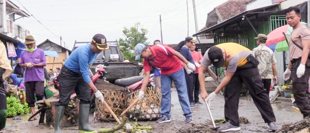 Kegiatan Bersih-Bersih Dilakukan Sebagai Edukasi Agar Tak Buang Sampah Sembarangan/rembangkab