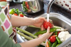 Pakar Ungkap Mencuci Buah dan Sayur Dapat Kurangi Kontaminasi Residu/iStock
