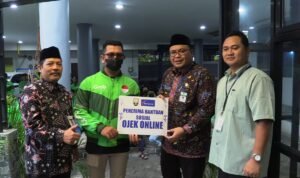 Foto: Ilustrasi pemberian bantuan (Sumber: rembangkab)