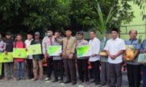 Foto: Penyaluran Alsintan Kepada Ratusan Kelompok Tani (Sumber: rembangkab)