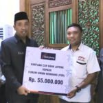 Foto: Penyaluran bantuan kepada Kelompok Masyarakat Rembang (Sumber: rembangkab)
