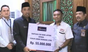 Foto: Penyaluran bantuan kepada Kelompok Masyarakat Rembang (Sumber: rembangkab)