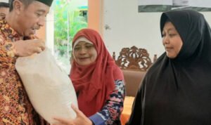 Foto: Pemkab Rembang Salurkan Bantuan Beras Kepada KPM (Rembangkab)