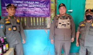 Foto: Satpol PP Rembang Lakukan Penyegelan (Sumber: Rembangkab)