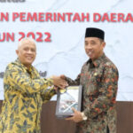 Foto: Bupati Rembang saat menerima penghargaan opini WTP dari BPK (Sumber: rembangkab)